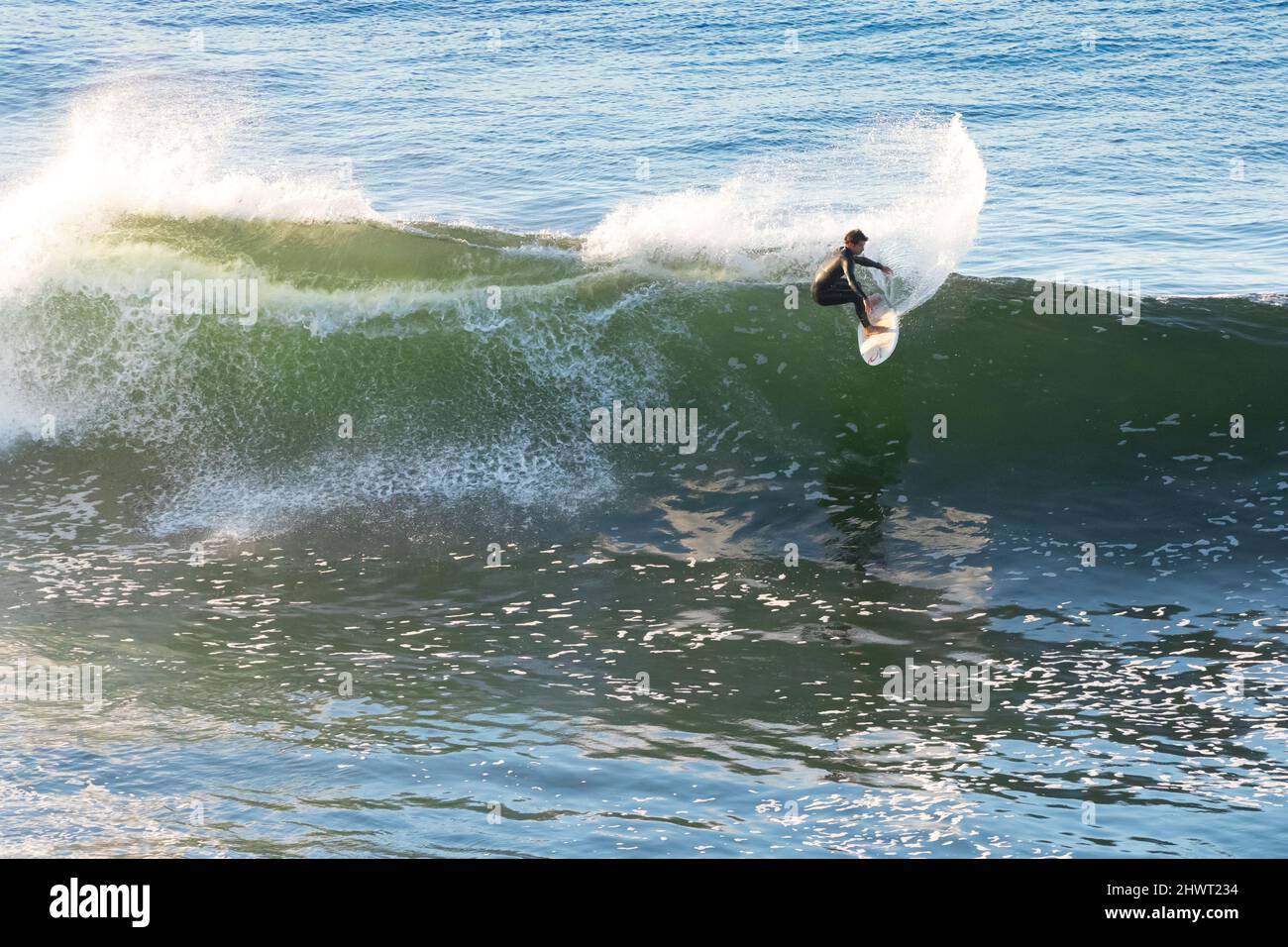 Pichilemu, région d'O'Higgins, Chili - Surfer à Punta de Lobos une plage de surf au sud de Pichilemu. Banque D'Images