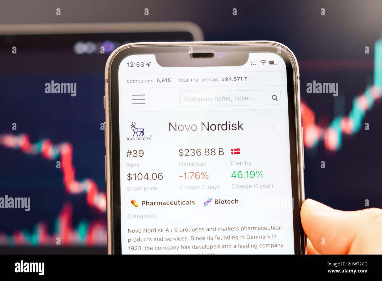 Novo Nordisk stock prix sur l'écran de téléphone mobile dans la main avec évolution des graphiques boursiers sur le fond, février 2022, San Francisco, Etats-Unis. Banque D'Images