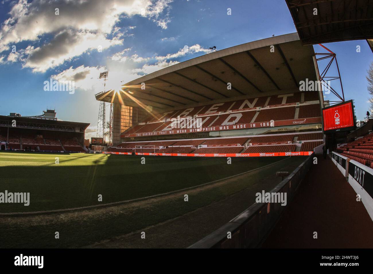 Nottingham, Royaume-Uni. 07th mars 2022. Le soleil éclate sur le stand Trent End,#tweet au sol de la ville devant ce soir Emirates FA Cup 5th Round, Nottingham Forest vs Huddersfield Town à Nottingham, Royaume-Uni, le 3/7/2022. (Photo de Mark Cosgrove/News Images/Sipa USA) crédit: SIPA USA/Alay Live News Banque D'Images