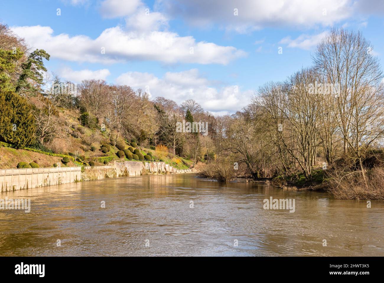 River Wye en flèche au Weir Garden Herefordshire Angleterre Royaume-Uni Banque D'Images