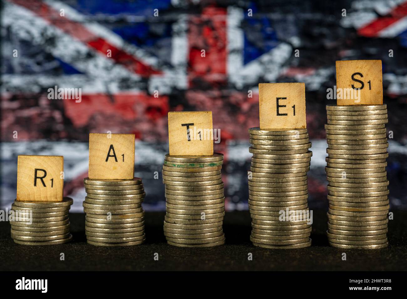 Taux d'intérêt concept piles de pièces Royaume-Uni drapeau de croissance de fond Banque D'Images