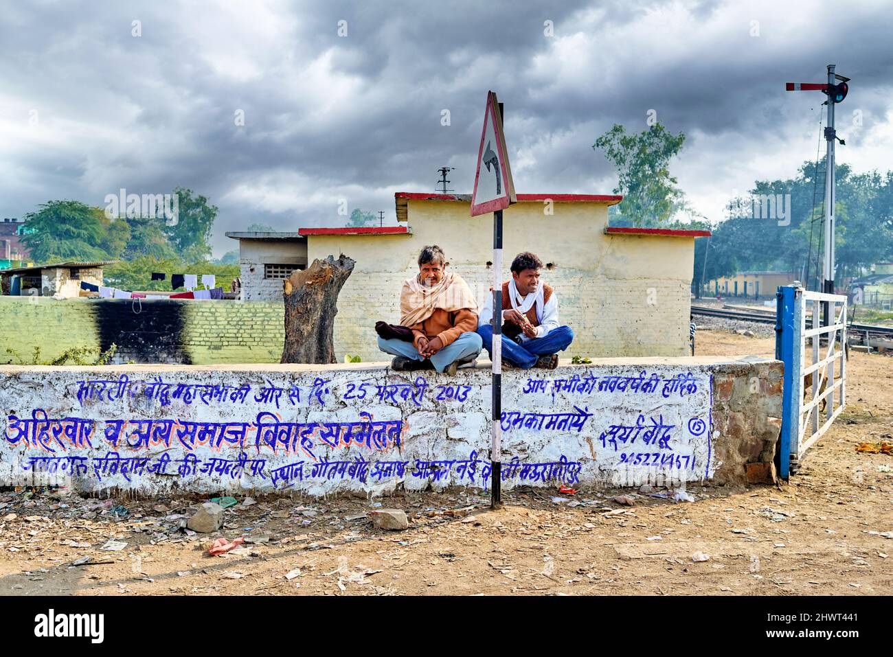 Inde Madhya Pradesh Orcha. Deux hommes assis le long de la route, relaxant Banque D'Images