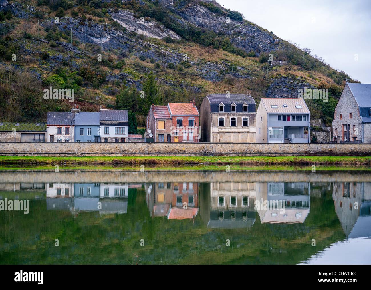 Paysage avec maisons le long de la Meuse dans les Ardennes françaises Banque D'Images