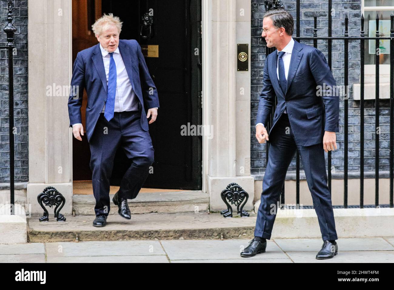 Londres, Royaume-Uni. 07th mars 2022. Mark Rutte arrive et est accueilli par Boris Johnson. Le Premier ministre britannique Boris Johnson salue le premier PM néerlandais Mark Rutte, alors premier ministre canadien Justin Trudeau, et rencontre les deux au 10 Downing Street avant que les trois ne posent pour une photo et partent pour une conférence de presse. Credit: Imagetraceur/Alamy Live News Banque D'Images