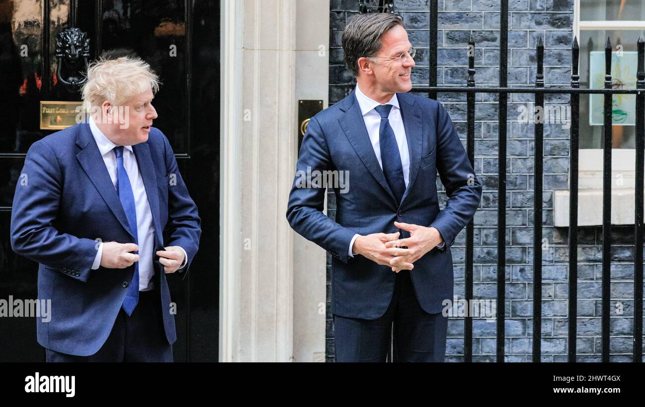 Londres, Royaume-Uni. 07th mars 2022. Mark Rutte arrive et est accueilli par Boris Johnson. Le Premier ministre britannique Boris Johnson salue le premier PM néerlandais Mark Rutte, alors premier ministre canadien Justin Trudeau, et rencontre les deux au 10 Downing Street avant que les trois ne posent pour une photo et partent pour une conférence de presse. Credit: Imagetraceur/Alamy Live News Banque D'Images