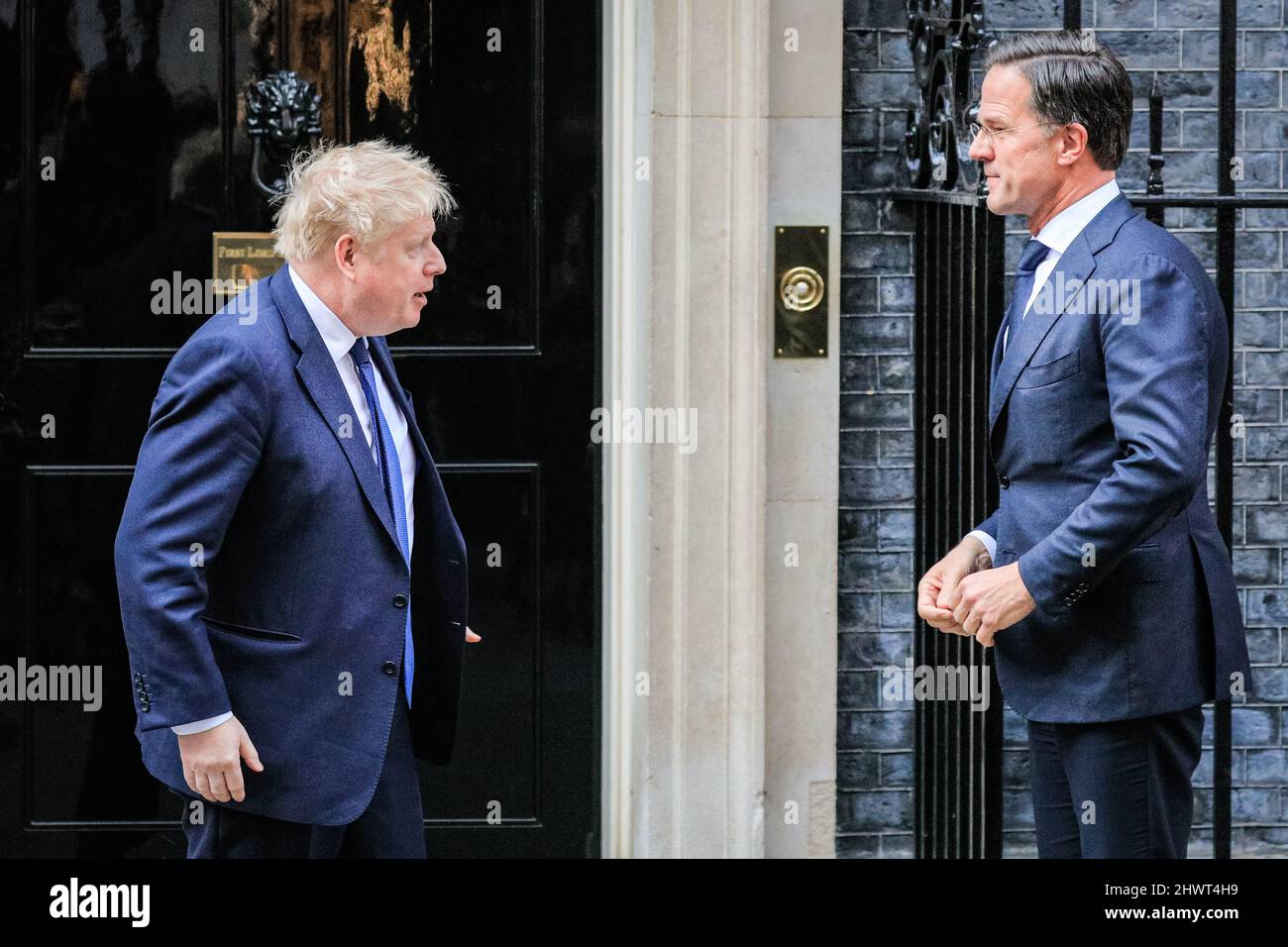 Londres, Royaume-Uni. 07th mars 2022. Mark Rutte arrive et est accueilli par Boris Johnson. Le Premier ministre britannique Boris Johnson salue le premier PM néerlandais Mark Rutte, alors premier ministre canadien Justin Trudeau, et rencontre les deux au 10 Downing Street avant que les trois ne posent pour une photo et partent pour une conférence de presse. Credit: Imagetraceur/Alamy Live News Banque D'Images