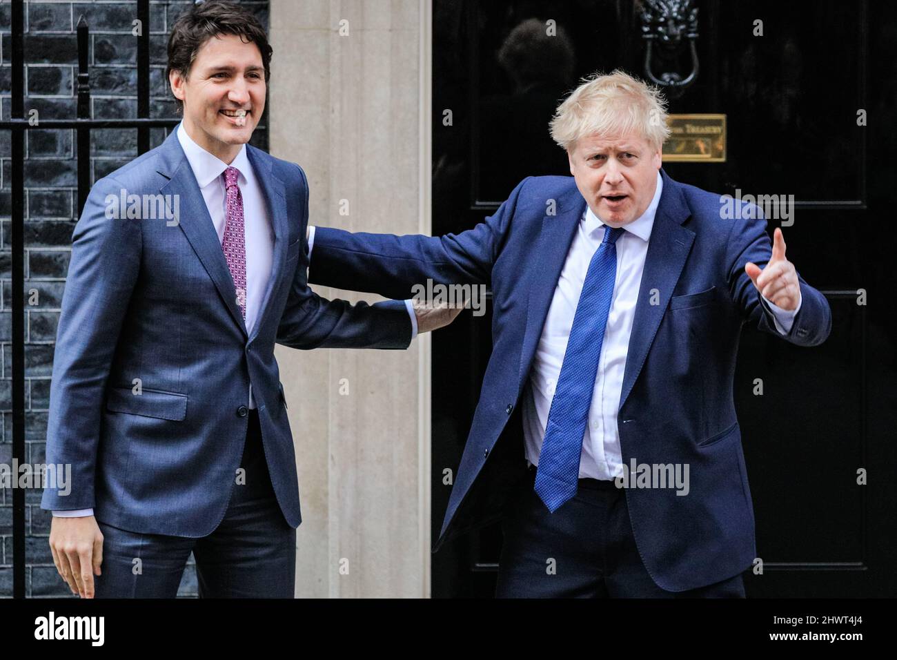 Londres, Royaume-Uni. 07th mars 2022. Justin Trudeau arrive et est accueilli par Boris Johnson. Mark Rutte arrive et est accueilli par Boris Johnson. Le Premier ministre britannique Boris Johnson salue le premier PM néerlandais Mark Rutte, alors premier ministre canadien Justin Trudeau, et rencontre les deux au 10 Downing Street avant que les trois ne posent pour une photo et partent pour une conférence de presse. Credit: Imagetraceur/Alamy Live News Banque D'Images