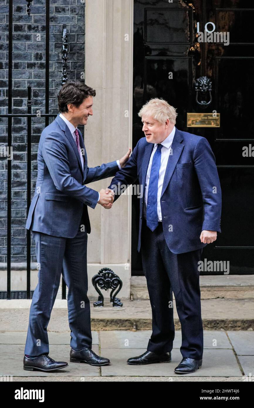 Londres, Royaume-Uni. 07th mars 2022. Justin Trudeau arrive et est accueilli par Boris Johnson. Mark Rutte arrive et est accueilli par Boris Johnson. Le Premier ministre britannique Boris Johnson salue le premier PM néerlandais Mark Rutte, alors premier ministre canadien Justin Trudeau, et rencontre les deux au 10 Downing Street avant que les trois ne posent pour une photo et partent pour une conférence de presse. Credit: Imagetraceur/Alamy Live News Banque D'Images