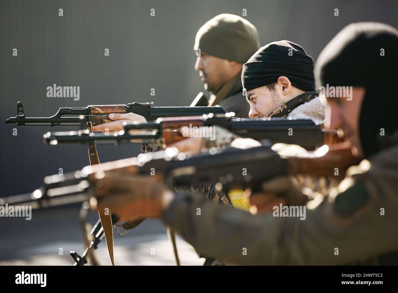 Kiev, Ukraine. 28th févr. 2022. Les volontaires ont assisté à une formation de base sur les armes alors qu'ils se joignent au bataillon de défense de Kiev pour défendre leur capitale contre les Russes. Crédit : SOPA Images Limited/Alamy Live News Banque D'Images