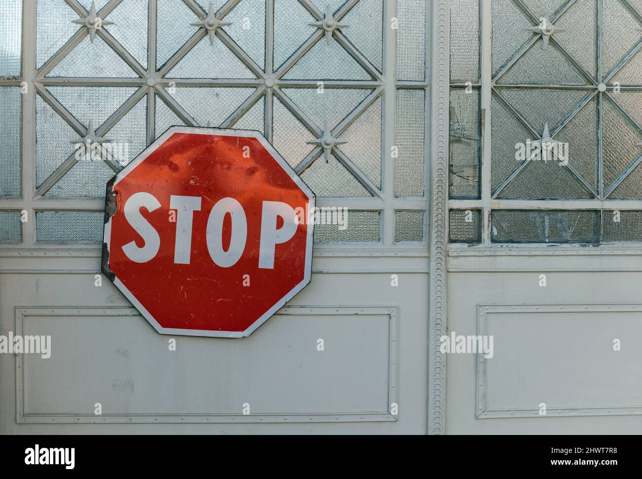 Panneau stop sur une porte verrouillée Banque D'Images