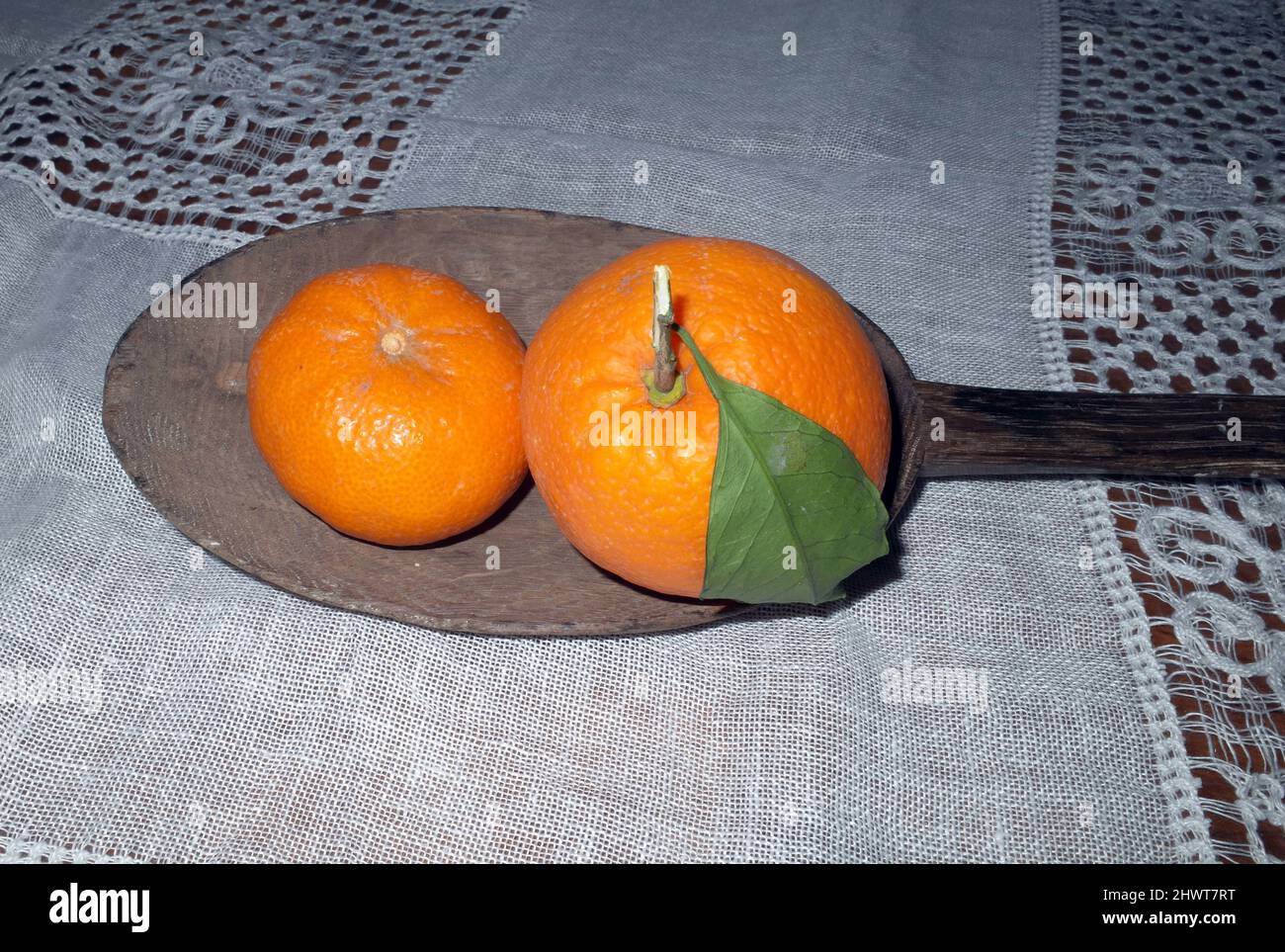 Gros plan orange et mandarine sur le linge de maison Banque D'Images