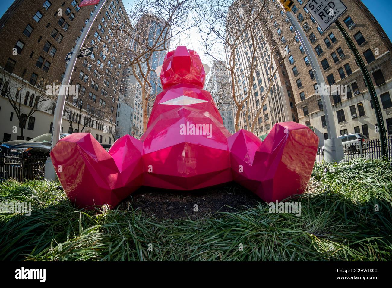 BALO l'ours, qui fait partie du zoo de Park Avenue, sculpture de l'artiste Idriss B., est installé dans les médians de Park Avenue dans le quartier Murray Hill de New York, vu le mercredi 2 mars 2022. Présentée par les patrons de Park Avenue, l'installation dans le quartier de Murray Hill se compose de sculptures d'animaux polysaures et polymals, en vue jusqu'en février 2023. (© Richard B. Levine) Banque D'Images