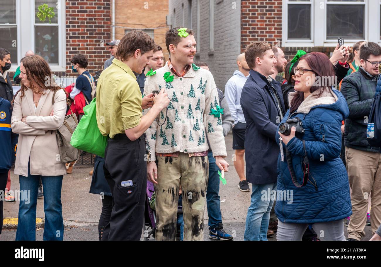 Des spectateurs costumés regardent le Sunnyside, Queens St. Pat’s for All, St. Patrick's Parade à New York le dimanche 6 mars 2022. Avec la levée des sanctions en cas de pandémie, les activités de plein air, comme la myriade de défilés du dimanche à New York, sont de retour. (© Richard B. Levine) Banque D'Images Des spectateurs costumés regardent le Sunnyside, Queens St. Pat’s for All, St. Patrick's Parade à New York le dimanche 6 mars 2022. Avec la levée des sanctions en cas de pandémie, les activités de plein air, comme la myriade de défilés du dimanche à New York, sont de retour. (© Richard B. Levine) Banque D'Images