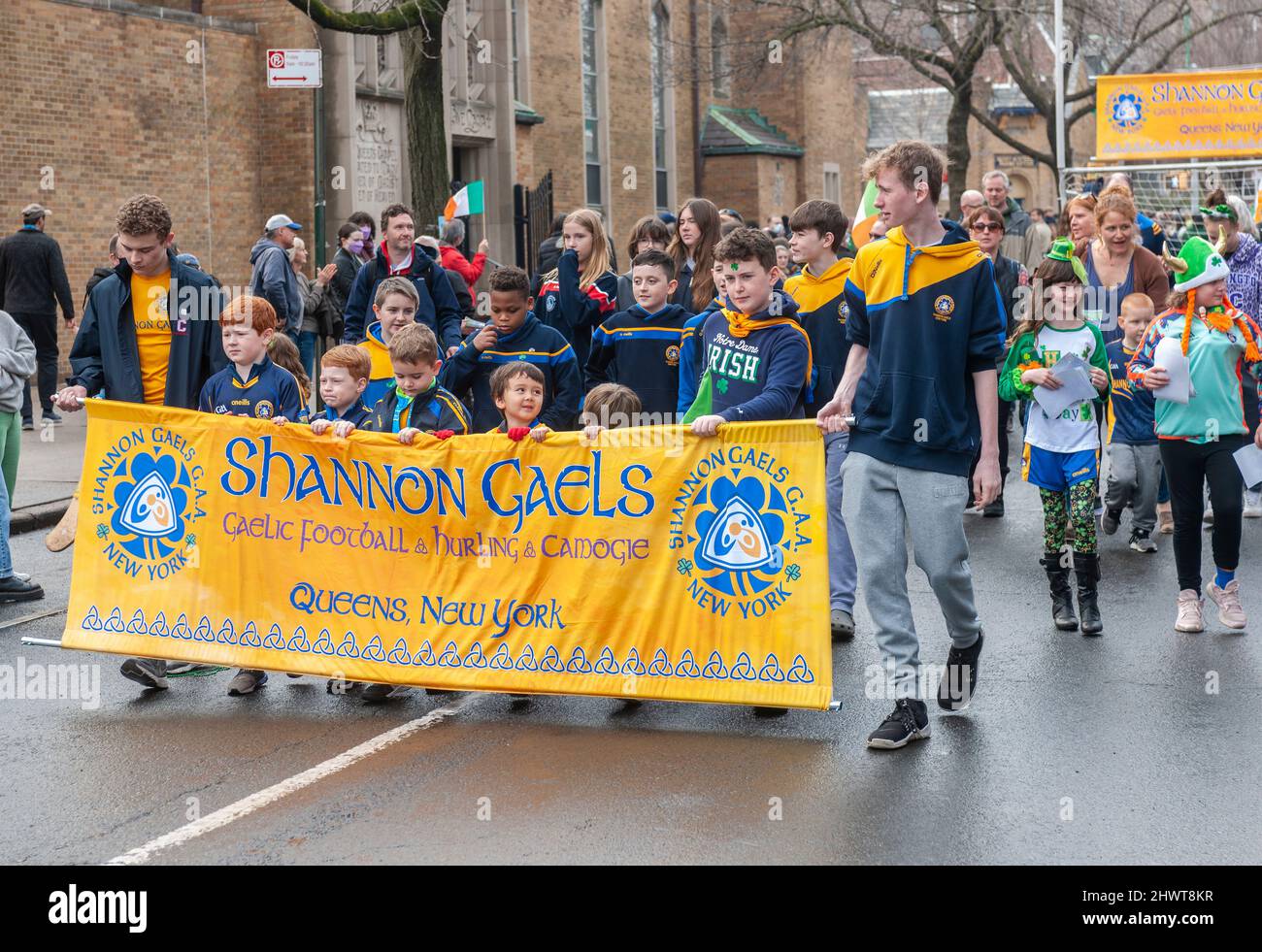 Shannon Gaels, un club de football gaélique de la jeunesse, marche à Sunnyside, Queens St. Pat’s for All, St. Patrick's Parade à New York le dimanche 6 mars 2022. Avec la levée des sanctions en cas de pandémie, les activités de plein air, comme la myriade de défilés du dimanche à New York, sont de retour. (© Richard B. Levine) Banque D'Images