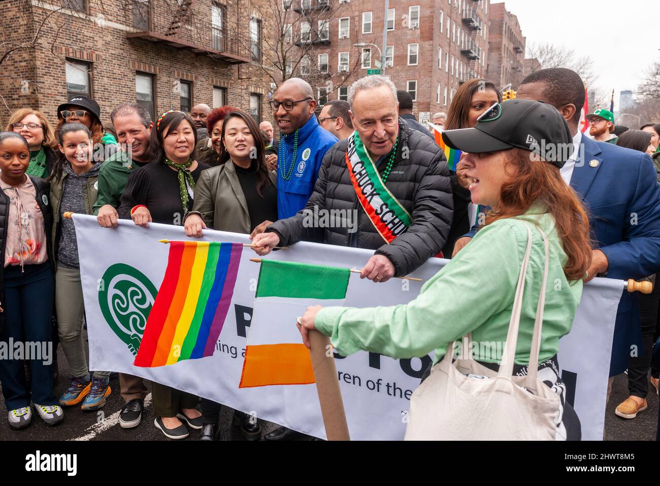 Des politiciens, dont le sénateur de New York Charles Schumer, dans le Sunnyside, Queens St. Pat’s for All, St. Patrick's Parade à New York, le dimanche 6 mars 2022. Avec la levée des sanctions en cas de pandémie, les activités de plein air, comme la myriade de défilés du dimanche à New York, sont de retour. (© Richard B. Levine) Banque D'Images