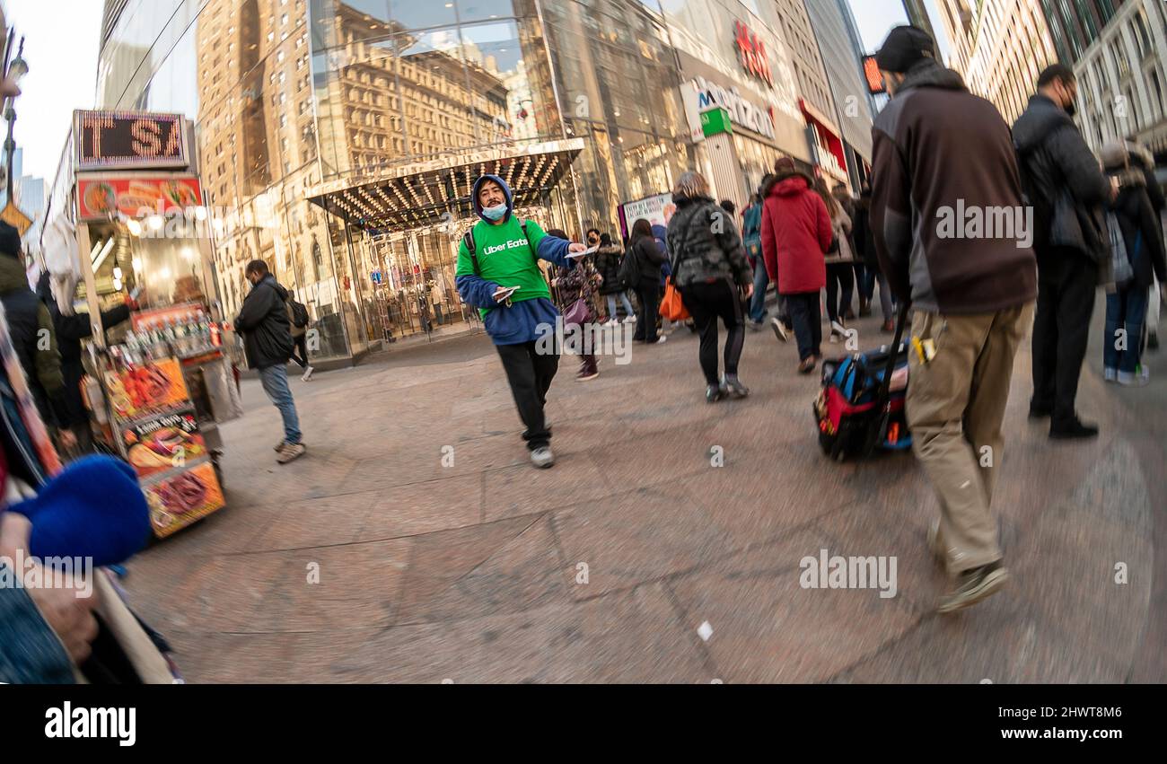 Un travailleur distribue des coupons de réduction pour Uber Eats à Herald Square, à New York, le mercredi 2 mars 2022, dans le but d'attirer des clients pour le service de livraison de nourriture. (© Richard B. Levine) Banque D'Images