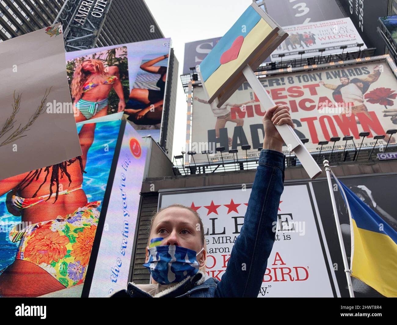 Les Ukrainiens-Américains et leurs partisans protestent contre l'invasion russe et manifestent leur soutien aux citoyens de l'Ukraine, à Times Square, à New York, le samedi 5 mars 2022. (© Frances M. Roberts) Banque D'Images