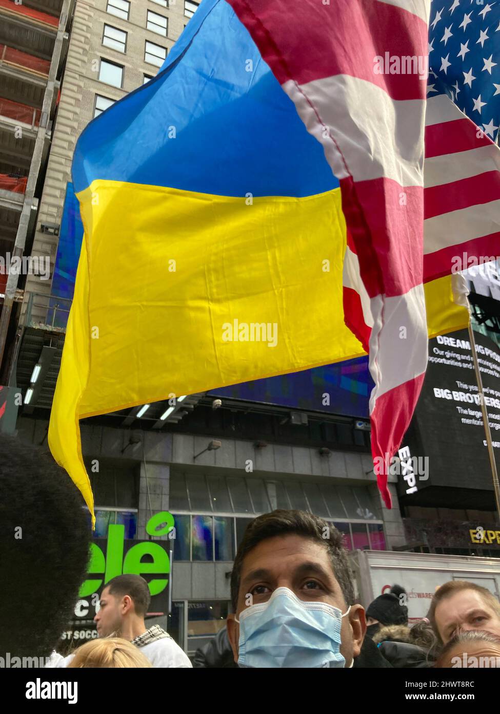 Les Ukrainiens-Américains et leurs partisans protestent contre l'invasion russe et manifestent leur soutien aux citoyens de l'Ukraine, à Times Square, à New York, le samedi 5 mars 2022. (© Frances M. Roberts) Banque D'Images