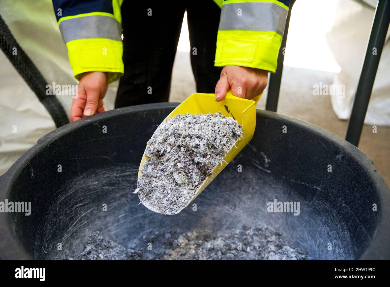 Granulés de plastique dans une usine de recyclage pour les déchets de plastique Banque D'Images