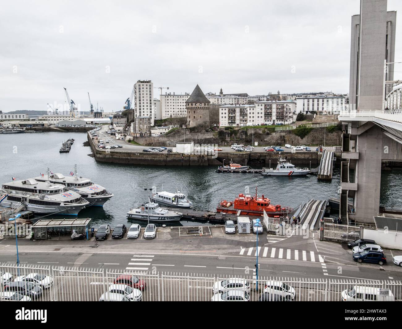 MARINE FRANÇAISE PORT DE BREST BRETAGNE FRANCE - QUAI SEC LE LONG DE LA RIVIÈRE PENFELD - MARINE FRANÇAISE - BREST FRANCE © FRÉDÉRIC BEAUMONT Banque D'Images