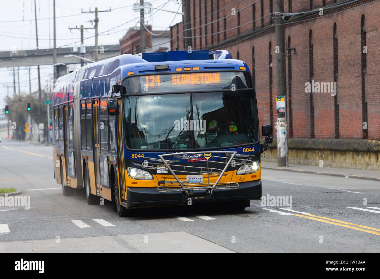 Seattle, WA, États-Unis - 06 mars 2022 ; autobus articulé King County Metro à Seattle avec destination du quartier de Georgetown Banque D'Images