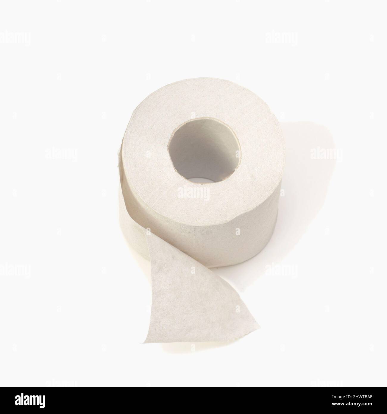 un rouleau de papier toilette isolé sur fond blanc. Banque D'Images