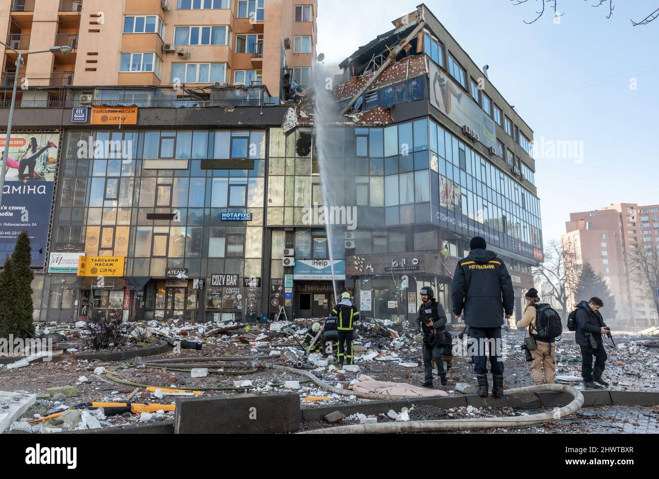 Kiev, Ukraine. 26th févr. 2022. Les pompiers travaillent dans un immeuble d'appartements endommagé à Kiev, qui a été frappé par des bombardements récents lors de l'intervention militaire russe en Ukraine.les forces militaires russes ont lancé une invasion à grande échelle de l'Ukraine depuis février 24th. Crédit : SOPA Images Limited/Alamy Live News Banque D'Images
