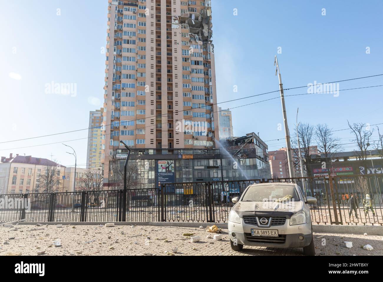 Kiev, Ukraine. 26th févr. 2022. Un projet de bâtiment endommagé à Kiev, qui a été frappé par des bombardements récents lors de l'intervention militaire russe dans les forces militaires ukrainiennes, a lancé une invasion à grande échelle de l'Ukraine depuis février 24th. Crédit : SOPA Images Limited/Alamy Live News Banque D'Images