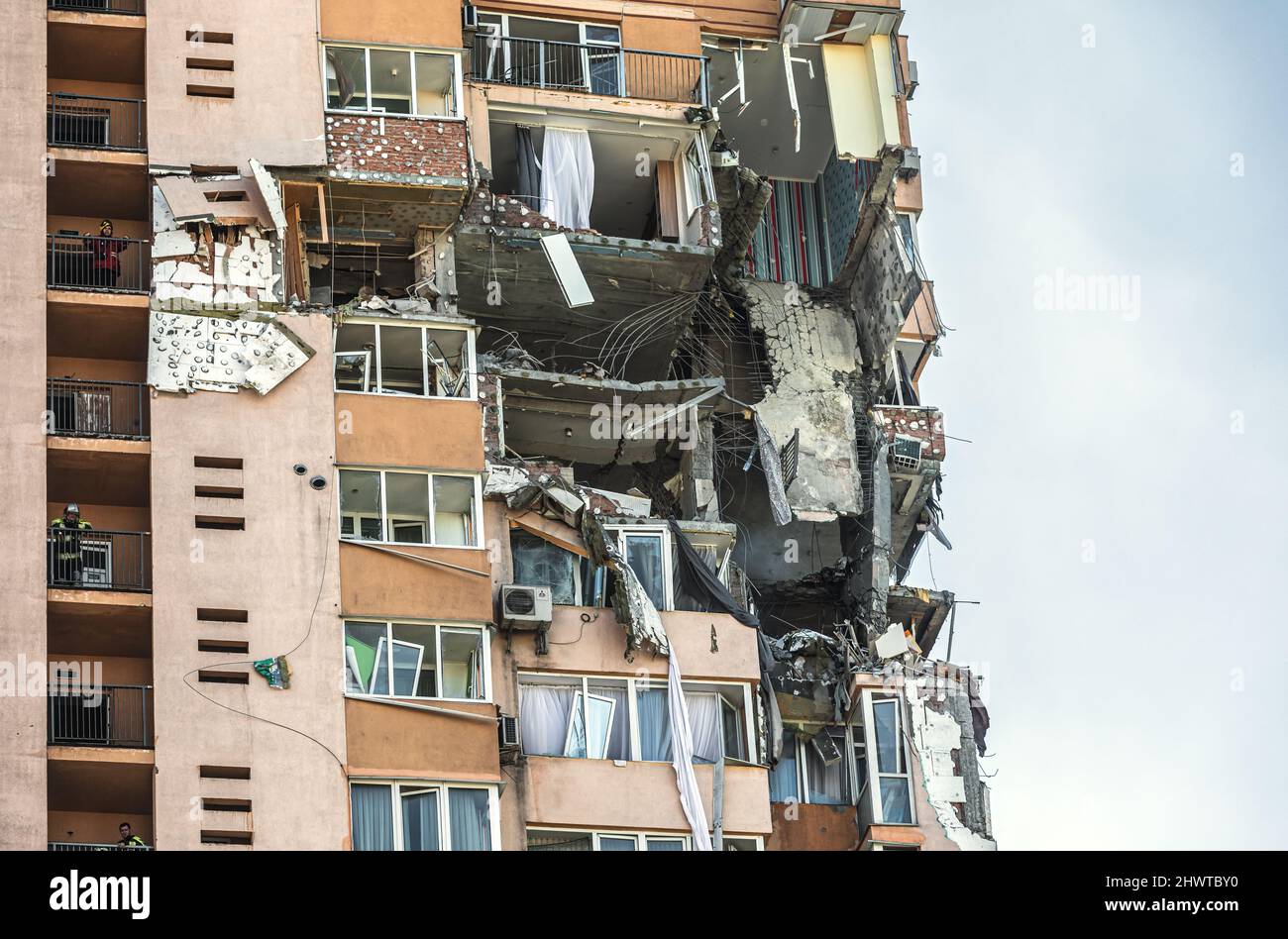 Kiev, Ukraine. 26th févr. 2022. Un projet de bâtiment endommagé à Kiev, qui a été frappé par des bombardements récents lors de l'intervention militaire russe dans les forces militaires ukrainiennes, a lancé une invasion à grande échelle de l'Ukraine depuis février 24th. Crédit : SOPA Images Limited/Alamy Live News Banque D'Images