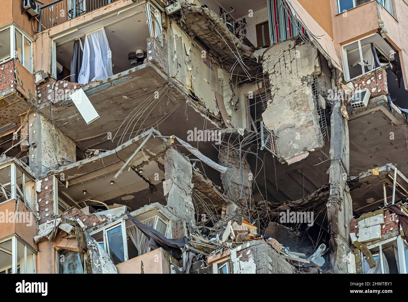 Kiev, Ukraine. 26th févr. 2022. Un projet de bâtiment endommagé à Kiev, qui a été frappé par des bombardements récents lors de l'intervention militaire russe dans les forces militaires ukrainiennes, a lancé une invasion à grande échelle de l'Ukraine depuis février 24th. Crédit : SOPA Images Limited/Alamy Live News Banque D'Images