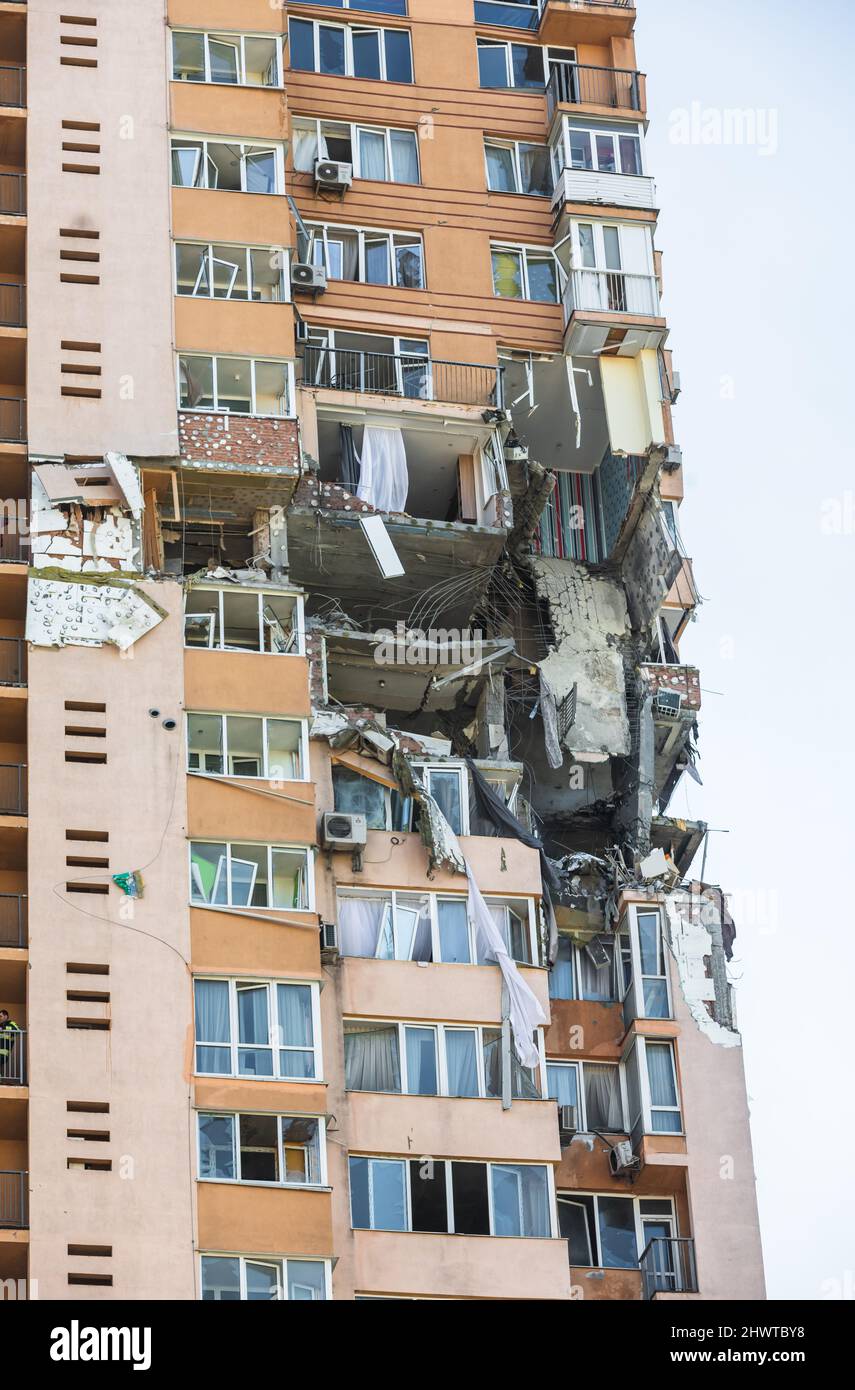 Kiev, Ukraine. 26th févr. 2022. Un projet de bâtiment endommagé à Kiev, qui a été frappé par des bombardements récents lors de l'intervention militaire russe dans les forces militaires ukrainiennes, a lancé une invasion à grande échelle de l'Ukraine depuis février 24th. Crédit : SOPA Images Limited/Alamy Live News Banque D'Images