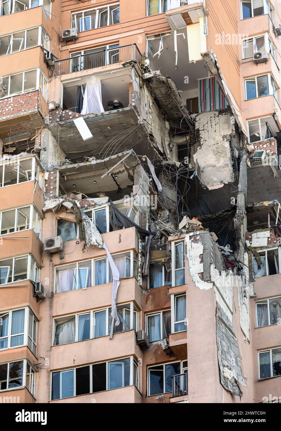 Kiev, Ukraine. 26th févr. 2022. Un projet de bâtiment endommagé à Kiev, qui a été frappé par des bombardements récents lors de l'intervention militaire russe dans les forces militaires ukrainiennes, a lancé une invasion à grande échelle de l'Ukraine depuis février 24th. Crédit : SOPA Images Limited/Alamy Live News Banque D'Images