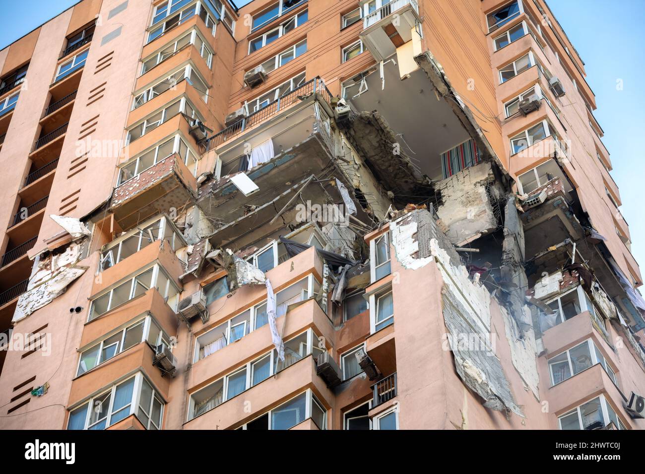 Kiev, Ukraine. 26th févr. 2022. Un projet de bâtiment endommagé à Kiev, qui a été frappé par des bombardements récents lors de l'intervention militaire russe dans les forces militaires ukrainiennes, a lancé une invasion à grande échelle de l'Ukraine depuis février 24th. Crédit : SOPA Images Limited/Alamy Live News Banque D'Images