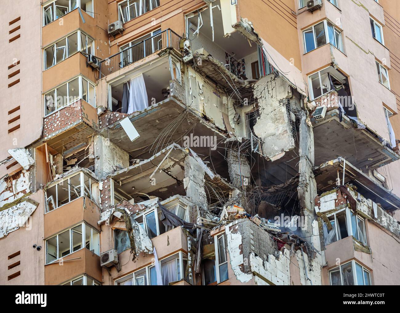 Kiev, Ukraine. 26th févr. 2022. Un projet de bâtiment endommagé à Kiev, qui a été frappé par des bombardements récents lors de l'intervention militaire russe dans les forces militaires ukrainiennes, a lancé une invasion à grande échelle de l'Ukraine depuis février 24th. Crédit : SOPA Images Limited/Alamy Live News Banque D'Images