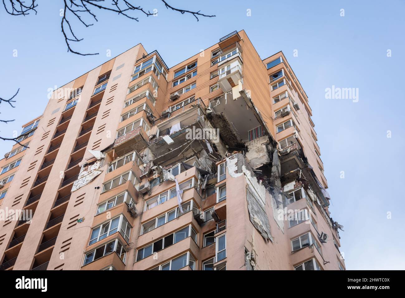 Kiev, Ukraine. 26th févr. 2022. Un projet de bâtiment endommagé à Kiev, qui a été frappé par des bombardements récents lors de l'intervention militaire russe dans les forces militaires ukrainiennes, a lancé une invasion à grande échelle de l'Ukraine depuis février 24th. Crédit : SOPA Images Limited/Alamy Live News Banque D'Images