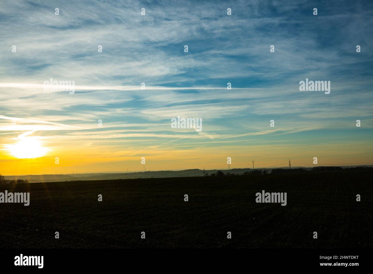 Éoliennes au lever du soleil en Thuringe, énergie solaire Banque D'Images