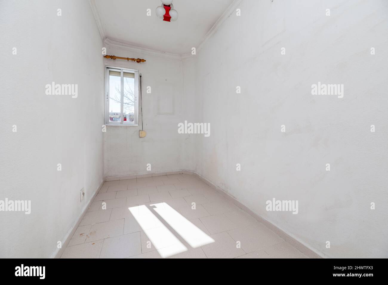 petite pièce vide ayant besoin d'une couche de peinture avec tringle de  rideau en bois et fenêtre en aluminium Photo Stock - Alamy