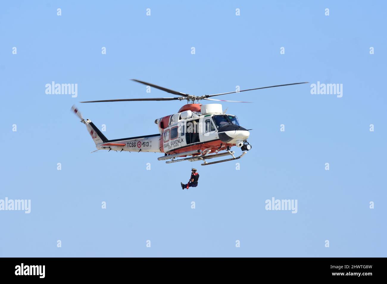 La Garde côtière sauve à bord d'un hélicoptère Aegean SeaTurque Coast Guard AB-412 EP Banque D'Images