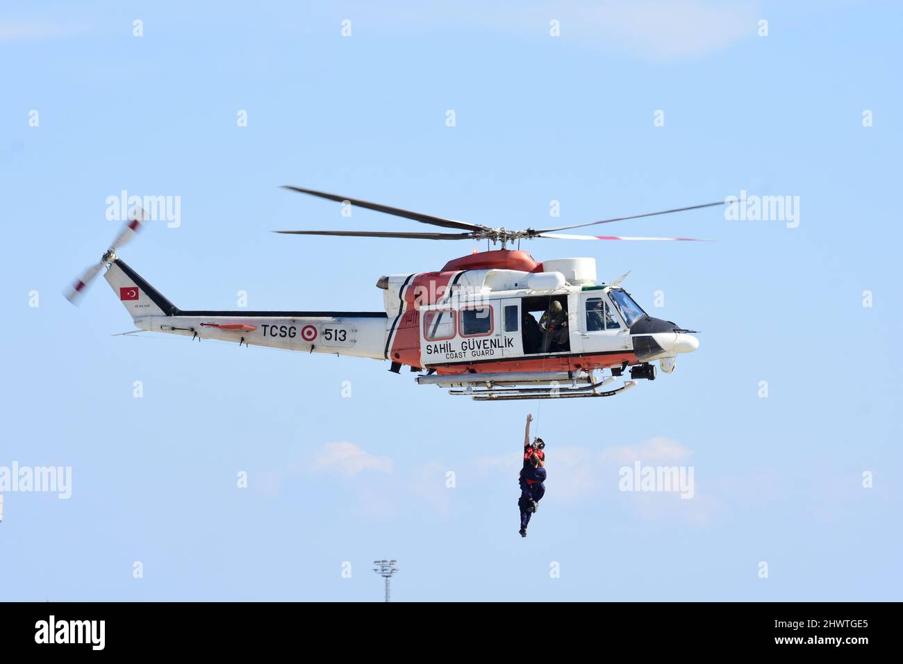 La Garde côtière sauve à bord d'un hélicoptère Aegean SeaTurque Coast Guard AB-412 EP Banque D'Images