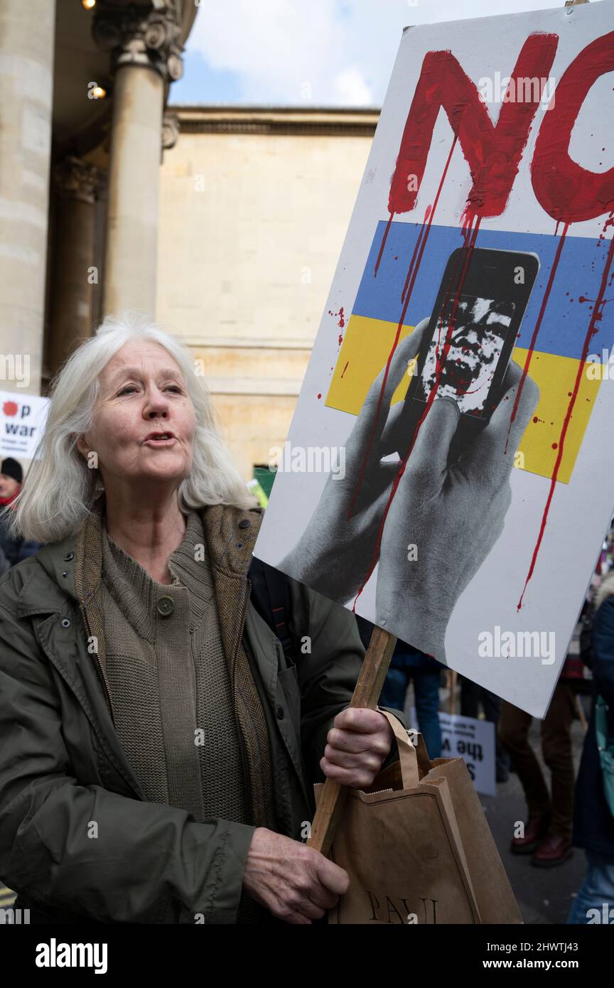 Londres Mars 6th 2022. Manifestation contre la guerre en Ukraine organisée par Halte à la guerre. Un écriteau disant « non » avec une image de l'artiste de photomontage Peter Banque D'Images