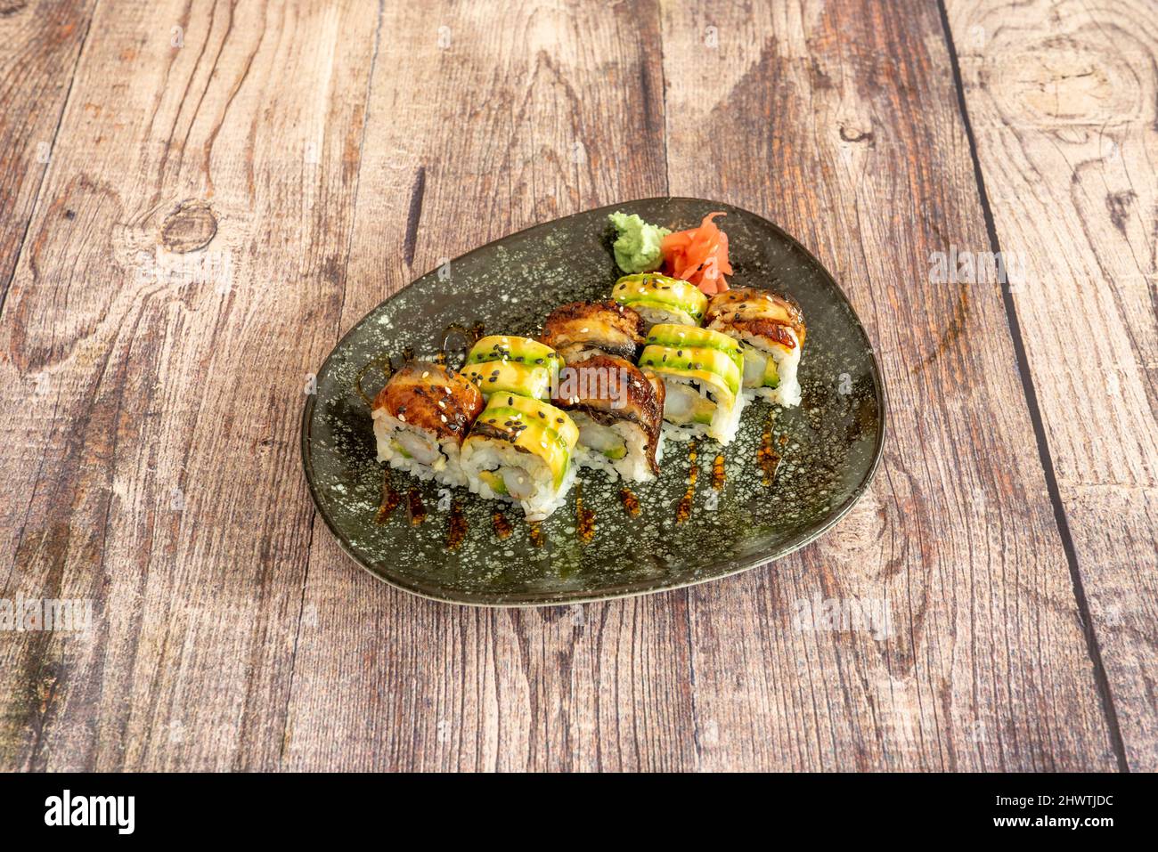 sushis roulés, seule la couche extérieure est le riz sushi et la couche intérieure est l'algue nori. Le mot japonais « Ura » signifie vers l'arrière, donc les ingrédients sont Banque D'Images