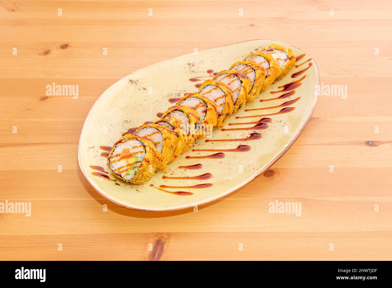 sushis roulés, seule la couche extérieure est le riz sushi et la couche intérieure est l'algue nori. Le mot japonais « Ura » signifie vers l'arrière, donc les ingrédients sont Banque D'Images