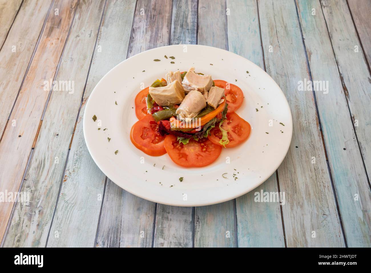 poitrine de thon et poivrons rôtis. Une salade avec peu d'ingrédients et pleine de saveur. Recette facile étape par étape Banque D'Images