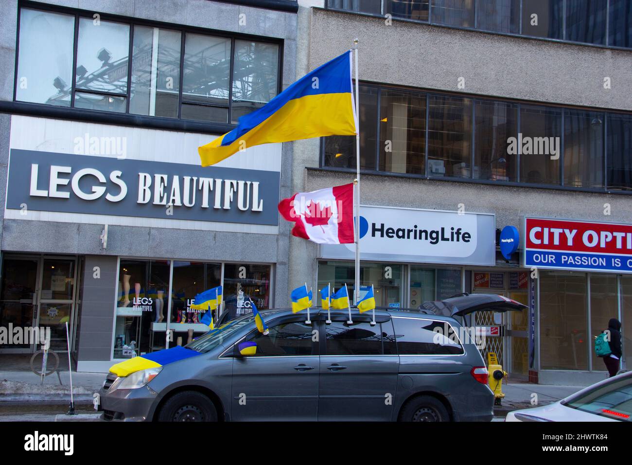 Drapeaux ukrainiens et canadiens sur une fourgonnette Banque D'Images