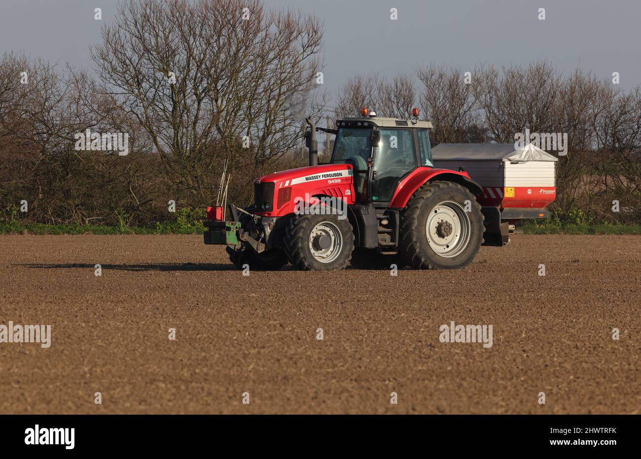 Tracteur en semis de graines Eccles-on-Sea, Norfolk, Royaume-Uni Avril Banque D'Images