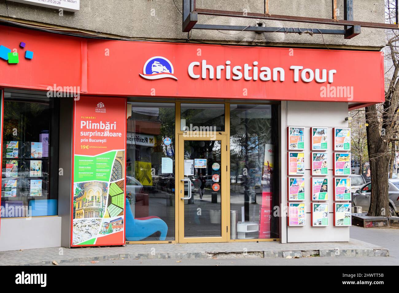 Bucarest, Roumanie, 7 novembre 2021: Christian Tour agence de voyage dans le centre-ville dans une journée d'automne ensoleillée Banque D'Images