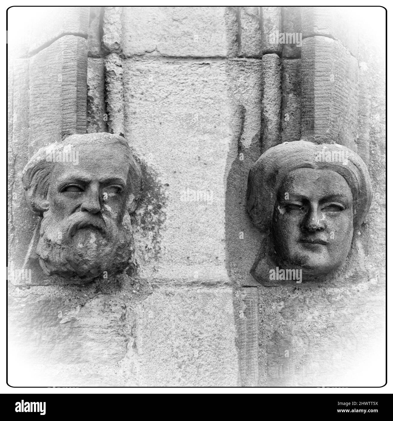 Les têtes en pierre sculptées (hommes et femmes) sont situées de chaque côté des portes d'entrée principales du long Preston Village Hall (l'ancien Mechanics Institute). Banque D'Images