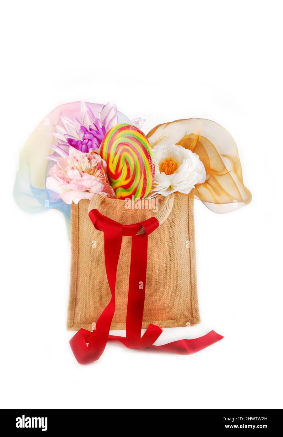 sac cadeau avec fleur isolée sur fond blanc Banque D'Images