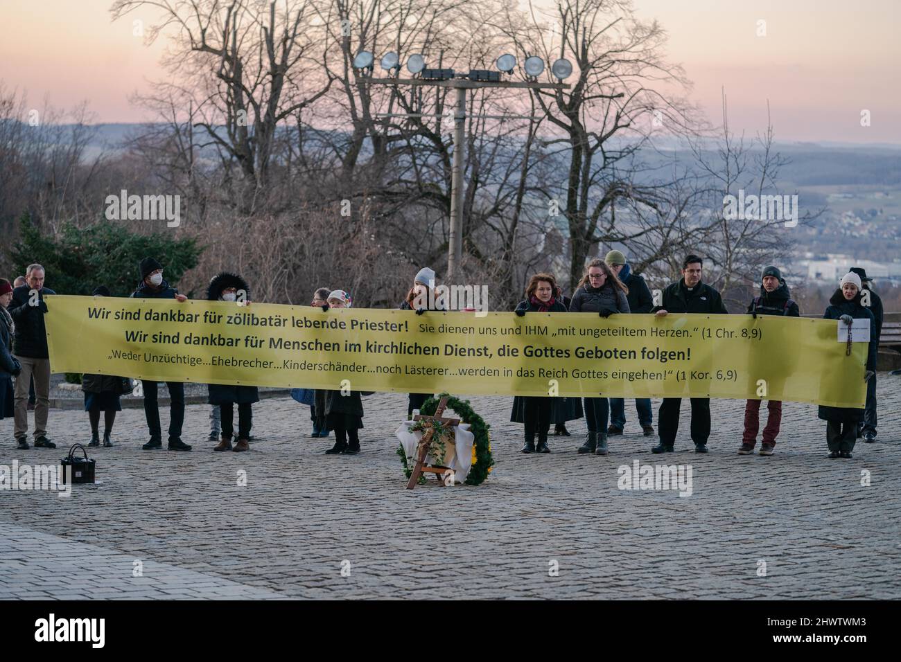 Bad Staffelstein, Allemagne. 07th mars 2022. Avant le service d'ouverture de l'assemblée plénière de printemps de la Conférence des évêques allemands, les partisans du mouvement religieux 'maria 1,0' se tiennent debout avec une bannière lisant 'nous sommes reconnaissants pour les prêtres célibataire!' L'assemblée plénière de printemps de la Conférence des évêques d'Allemagne aura lieu du lundi 7 mars au jeudi sur le site de pèlerinage franconien supérieur de Vierzehnheiligen, près de Bad Staffelstein. Credit: Nicolas Armer/dpa/Alay Live News Banque D'Images