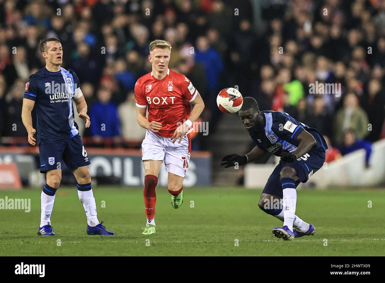 Naby Sarr #23 de Huddersfield Town contrôle la balle Banque D'Images